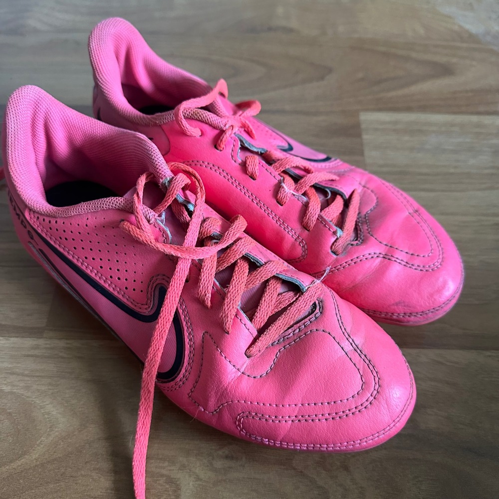 Nike Tiempo Indoor Soccer Cleats Pink Youth Size 5Y‎ DA1331600